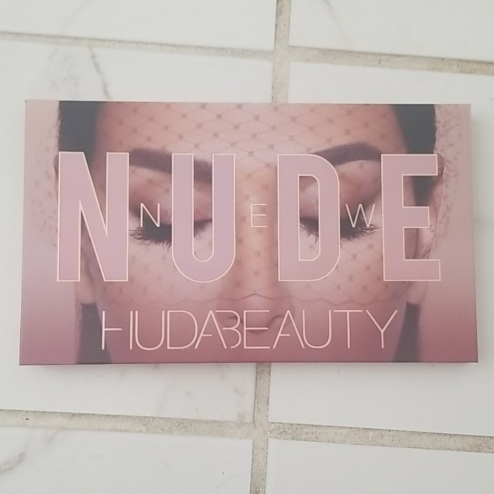 Huda Beauty nude pallette